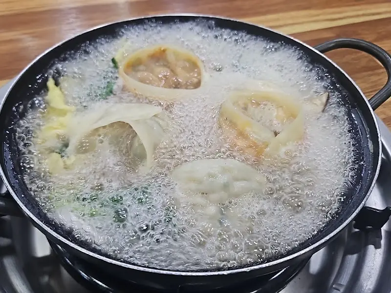 보글보글 끓고 있는 만두전골