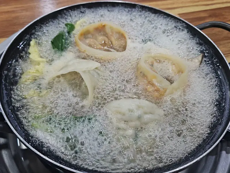 만두전골이 끓는 모습