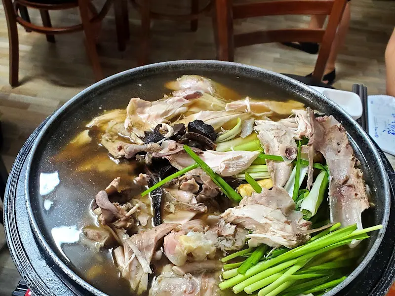 푸짐한 능이 오리백숙