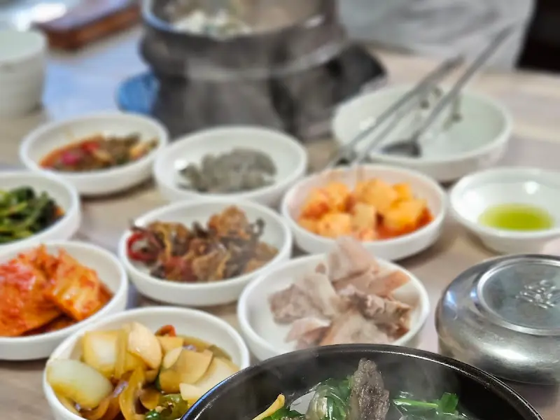 푸짐한 밑반찬과 메인 요리