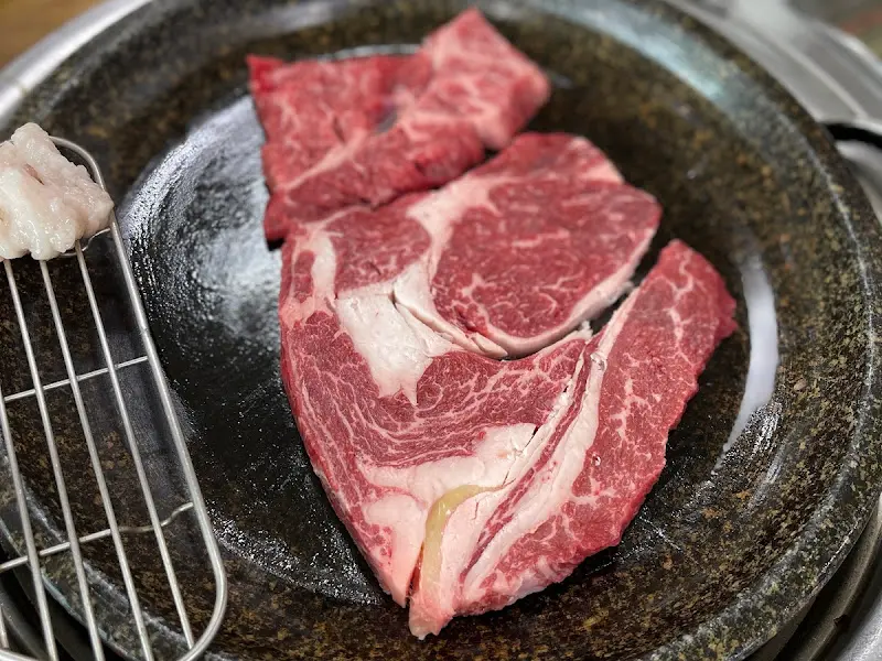 돌판 위에 구워지는 한우