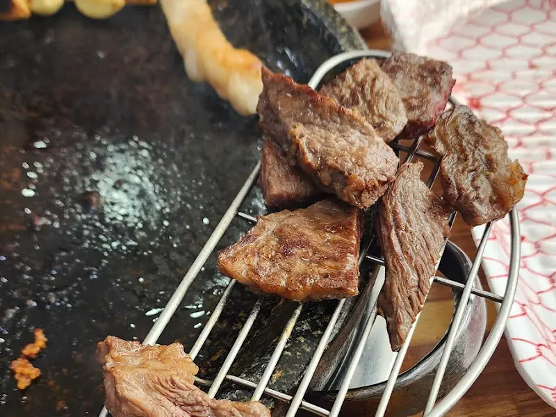 맛있게 구워진 한우 갈비살