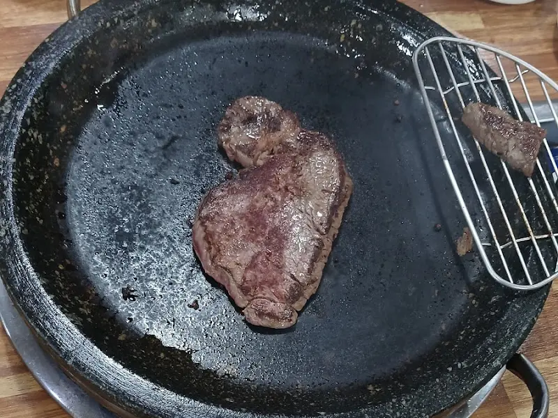 돌판에 구워진 한우 등심