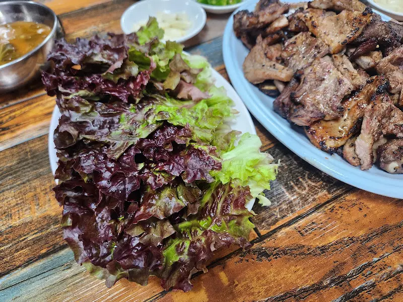 윤기가 흐르는 돼지갈비 한 상차림