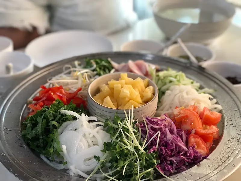 형형색색의 채소와 과일이 가득한 월남쌈 재료