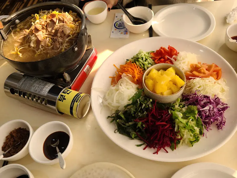 따뜻한 국물에 담긴 쌀국수와 월남쌈 재료