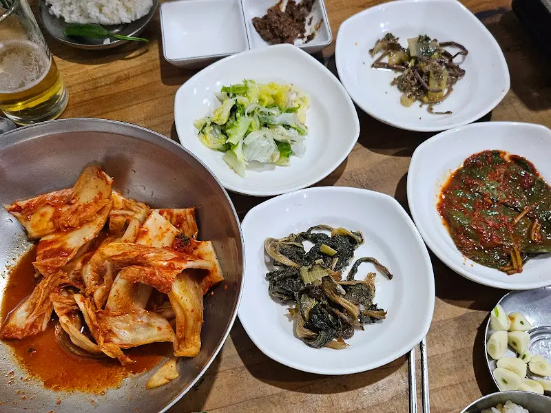 푸짐하게 차려진 밑반찬