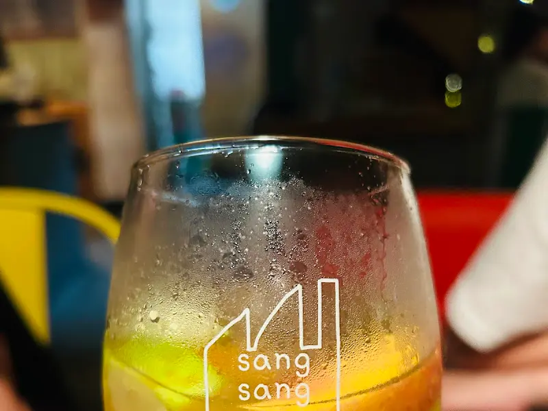 상상공장 로고가 새겨진 샹그리아 잔