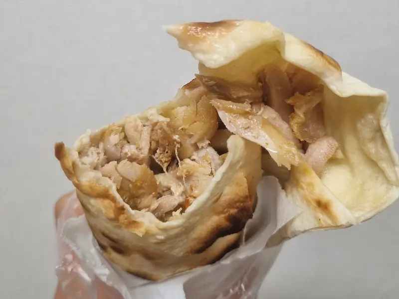 닭고기가 가득 찬 케밥