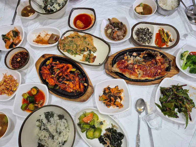 다채로운 반찬들