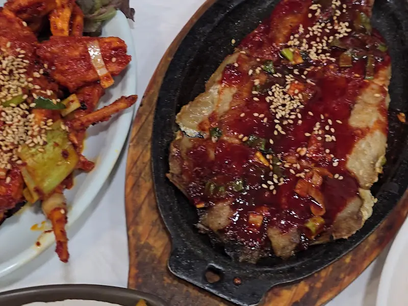 매콤한 양념이 돋보이는 더덕구이