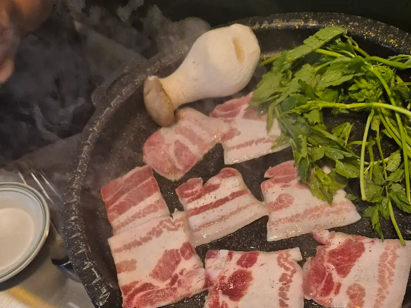 냉동 삼겹살 굽는 모습