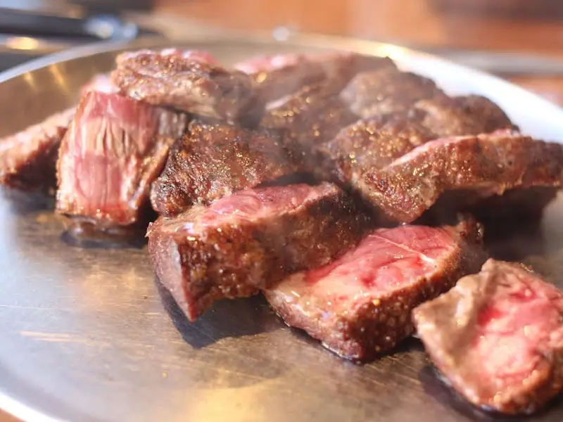 초벌되어 나온 부채살 스테이크