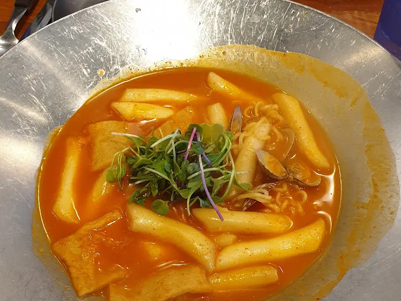 매콤하면서도 시원한 국물이 일품인 바지락 떡볶이