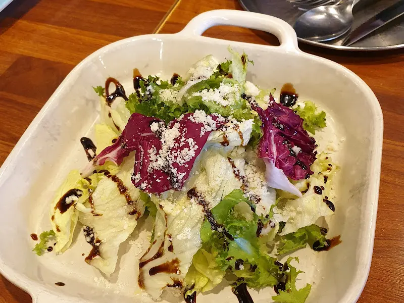 신선한 채소와 드레싱의 조화가 좋은 샐러드