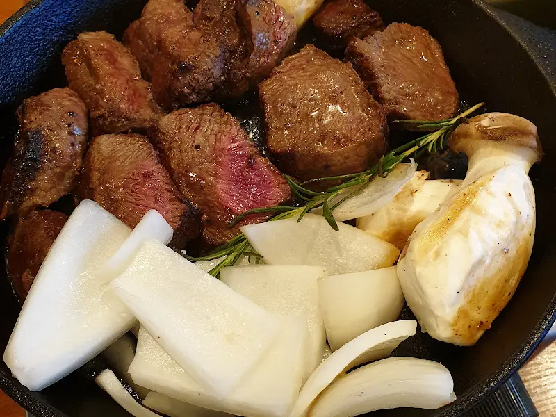 뜨거운 팬 위에서 취향에 맞게 구워 먹는 스테이크