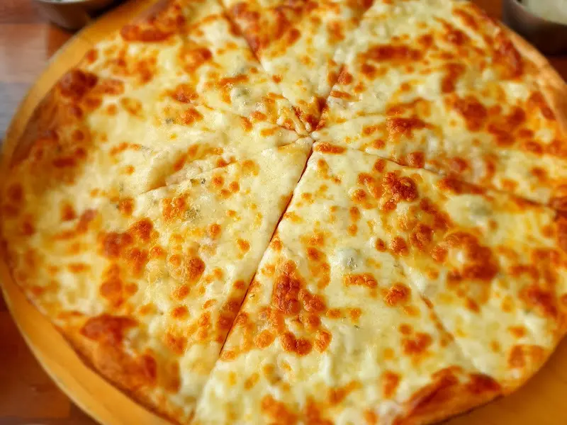 고소한 치즈가 듬뿍 올려진 고르곤졸라 피자