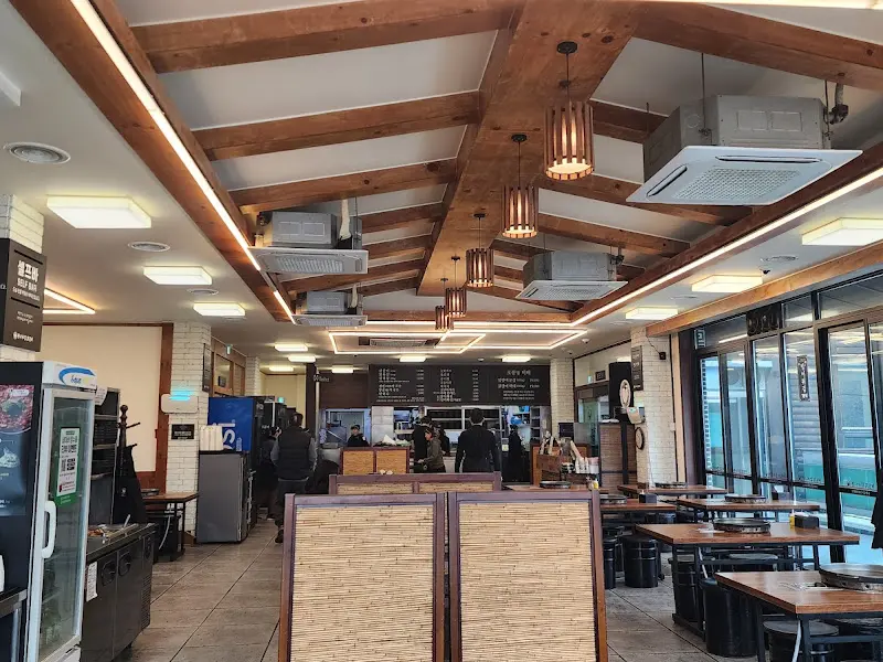 넓고 깨끗한 식당 내부