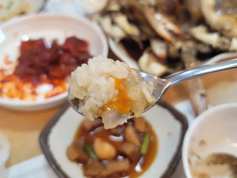 게딱지에 밥을 비벼 먹는 모습