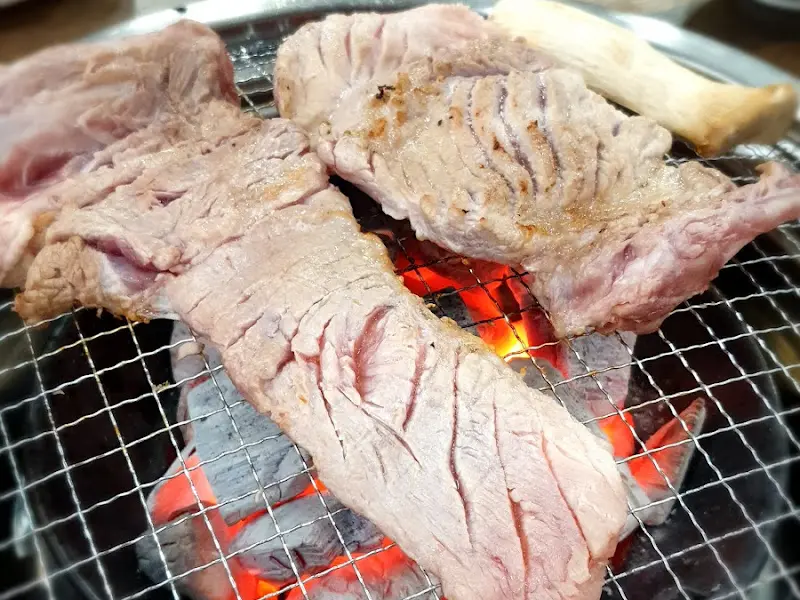 숯불 위에 구워지는 생갈비