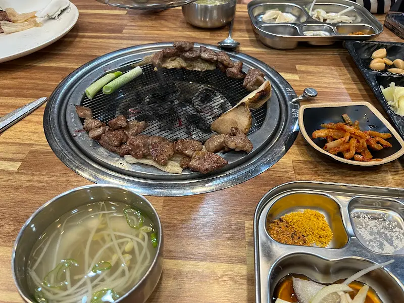 맛있는 갈비와 푸짐한 상차림