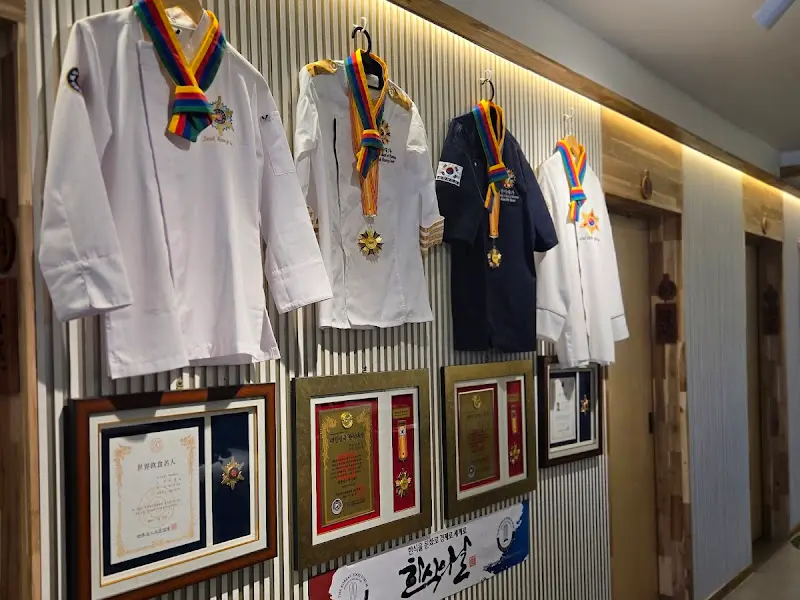 한식 대가의 요리복과 훈장