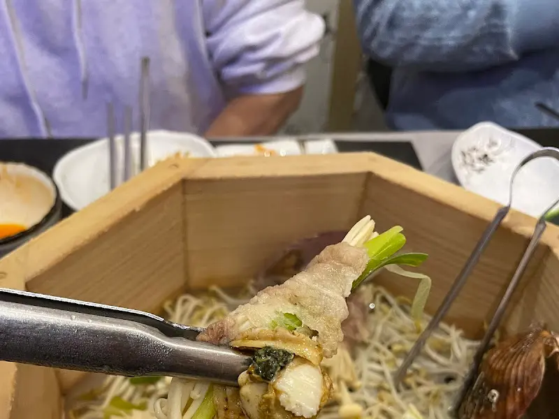 맛있는 음식을 음미하는 모습