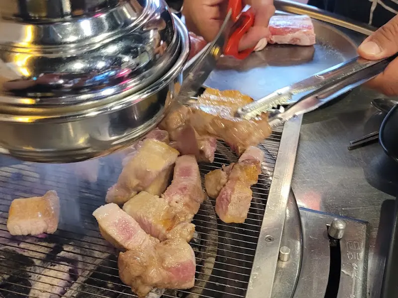 잘 익은 숙성 목살을 자르는 모습