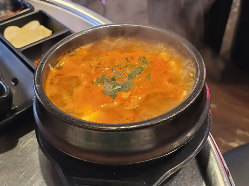 뚝배기에 담겨져 나오는 순두부 찌개