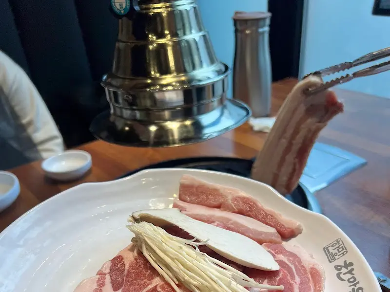 숯불 위에서 익어가는 오겹살