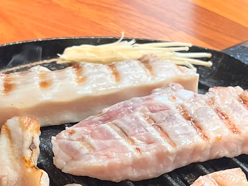 불판에 구워지는 삼겹살