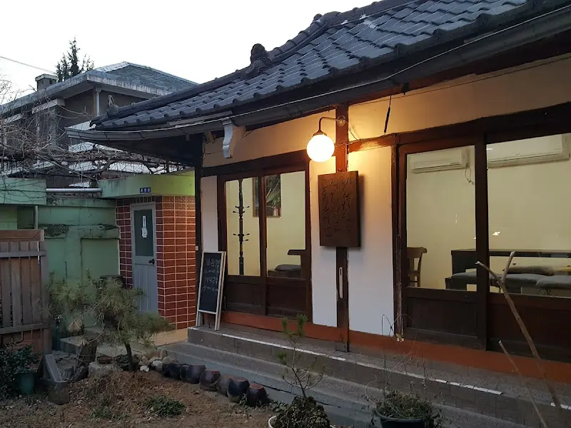 정갈한 한옥 외관