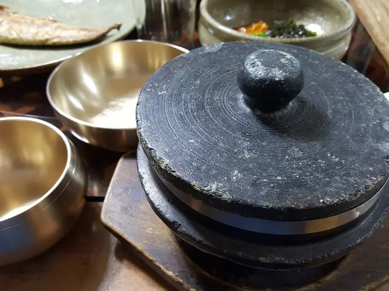 돌솥밥과 놋그릇