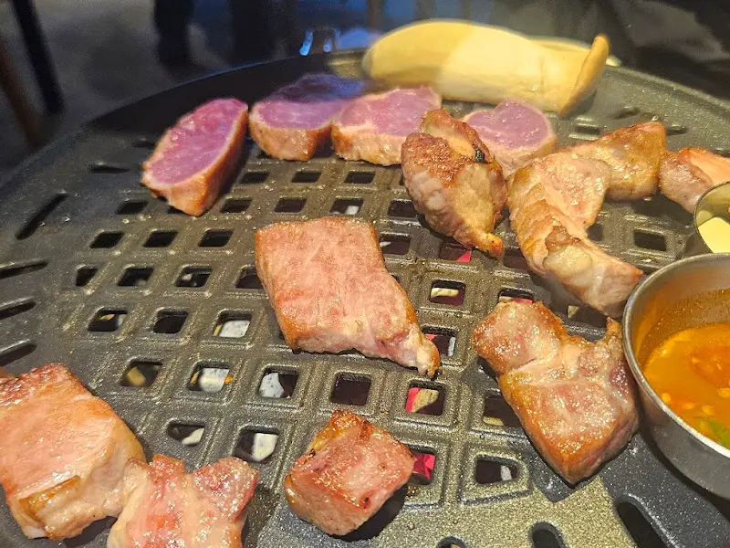 숯불 위에서 익어가는 고기