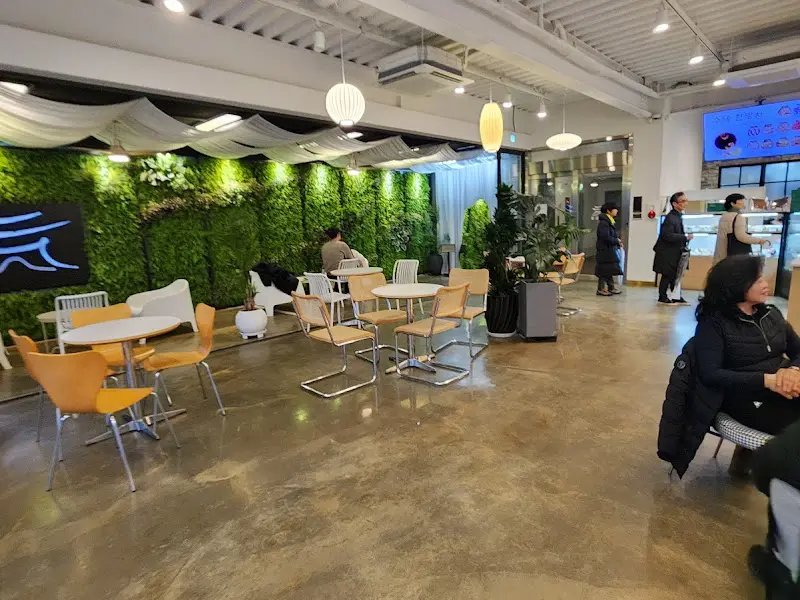 넓은 카페 내부