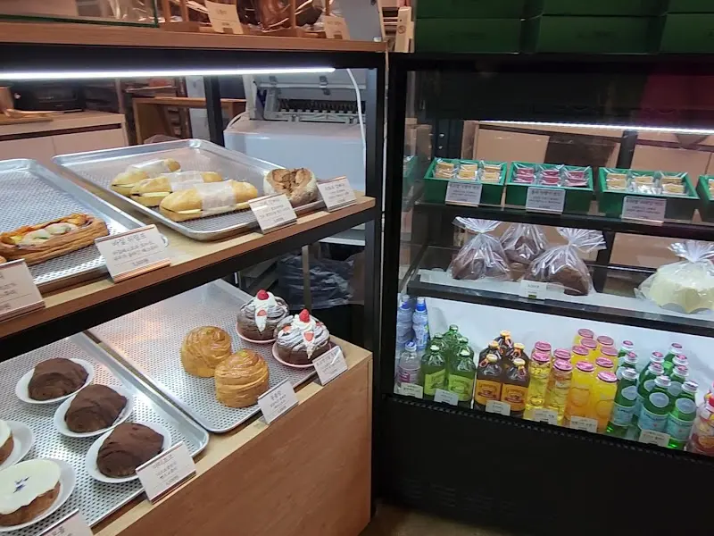 다양한 빵이 진열된 쇼케이스