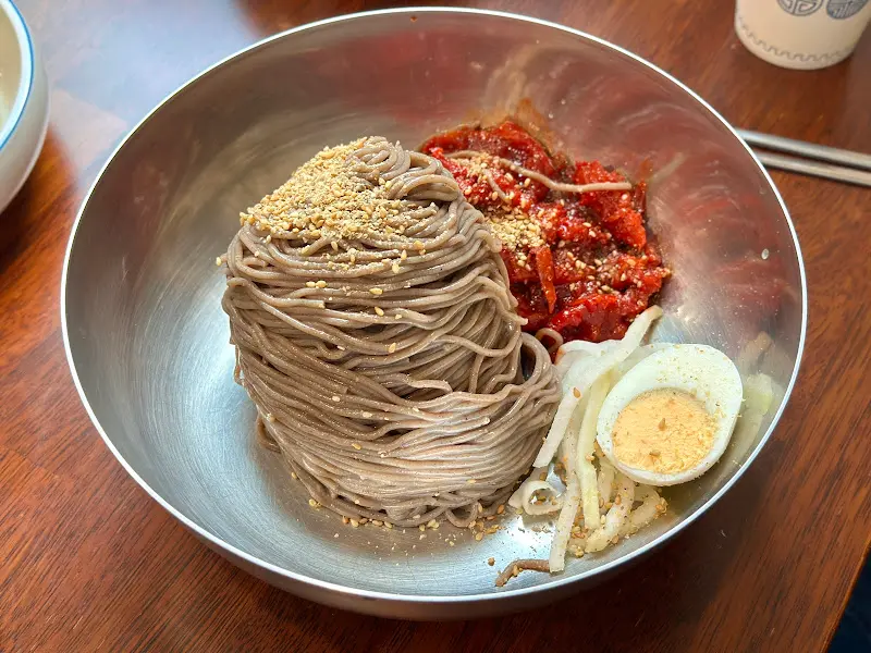 고소한 깨가 듬뿍 뿌려진 막국수