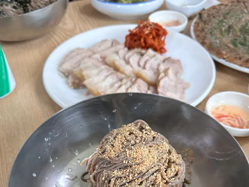 수육과 막국수, 메밀전이 함께 차려진 모습