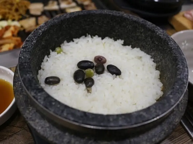 윤기가 흐르는 돌솥밥