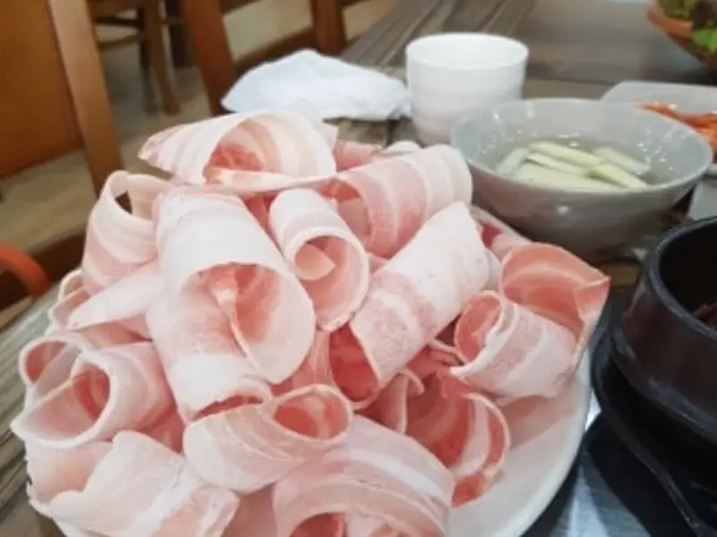 푸짐하게 차려진 대패삼겹살 쌈밥 한 상