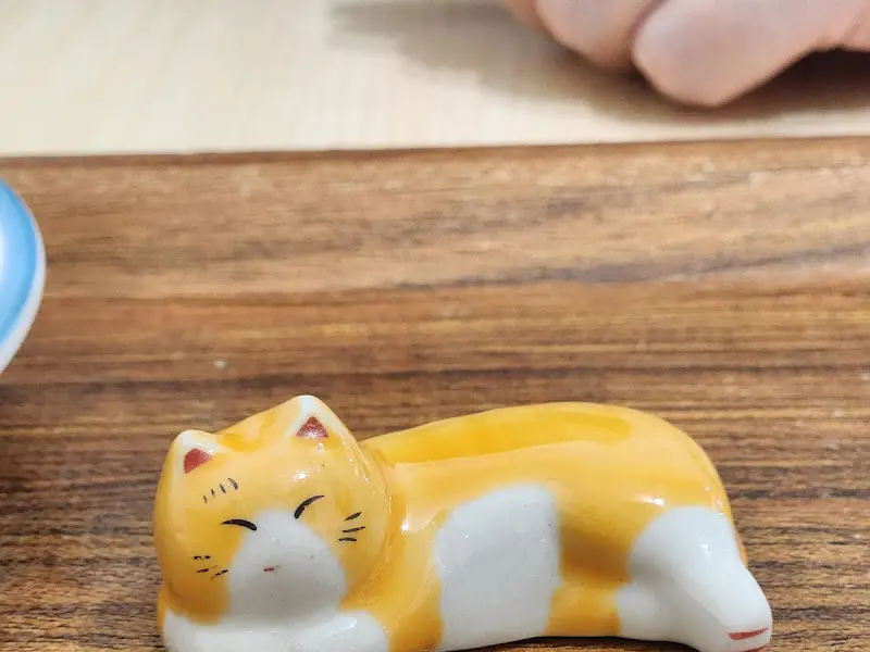 아기자기한 소품들이 놓여진 테이블