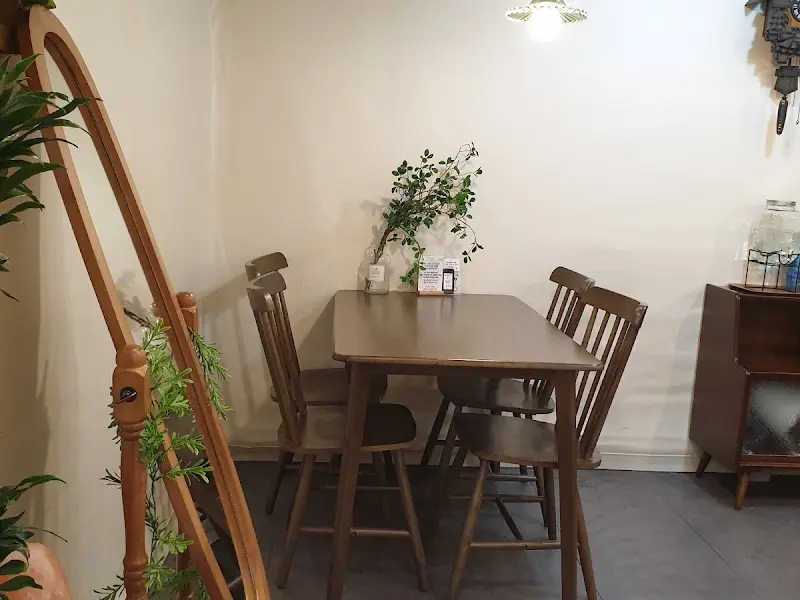 심플하면서도 아늑한 테이블 좌석