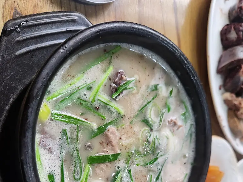 뚝배기에 담긴 순대국밥