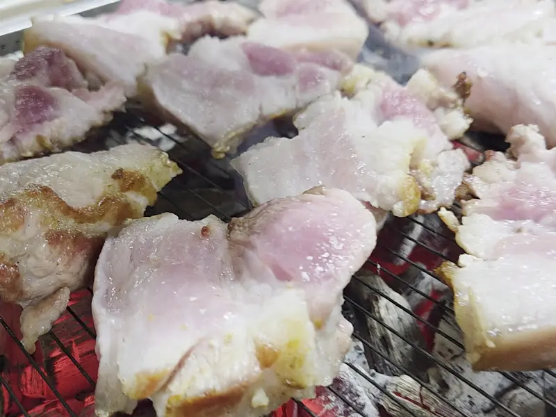 불판 위의 흑돼지 오겹살