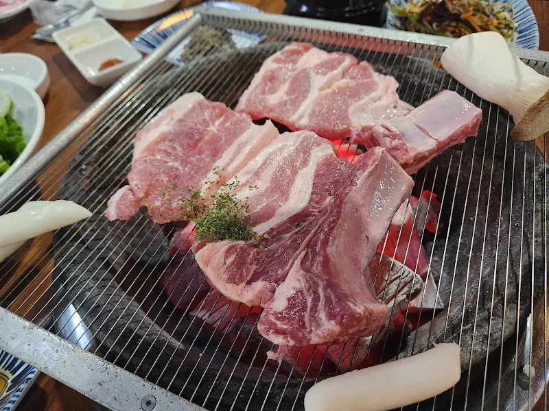 숯불 위에서 익어가는 생갈비