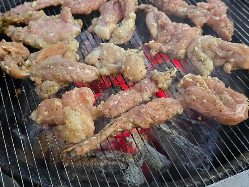 숯불 위에서 익어가는 마늘닭구이