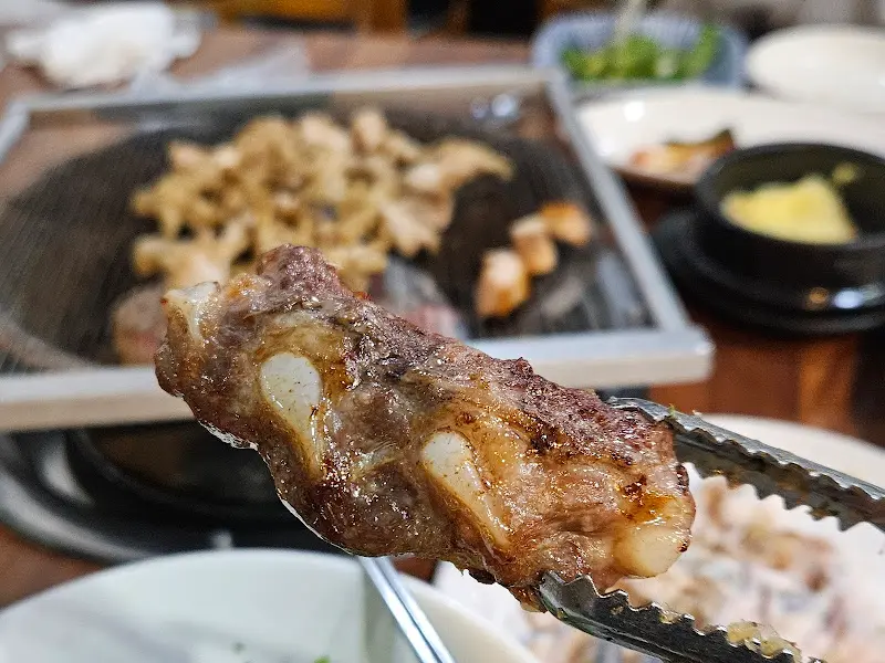 노릇하게 구워진 닭목살