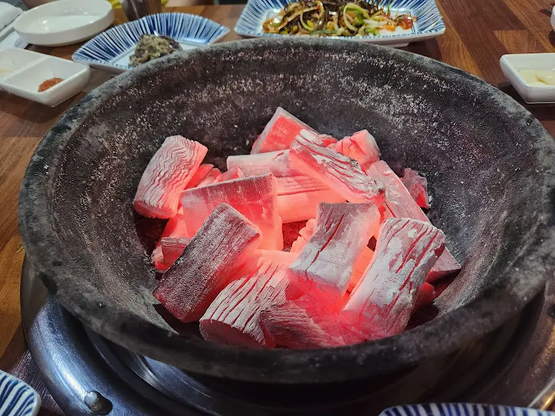 뜨겁게 달궈진 숯