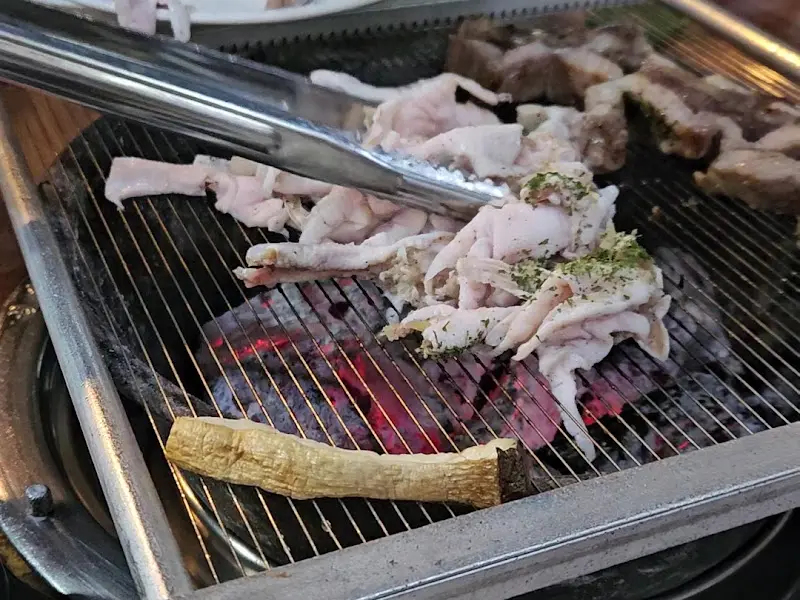 닭목살 굽는 모습