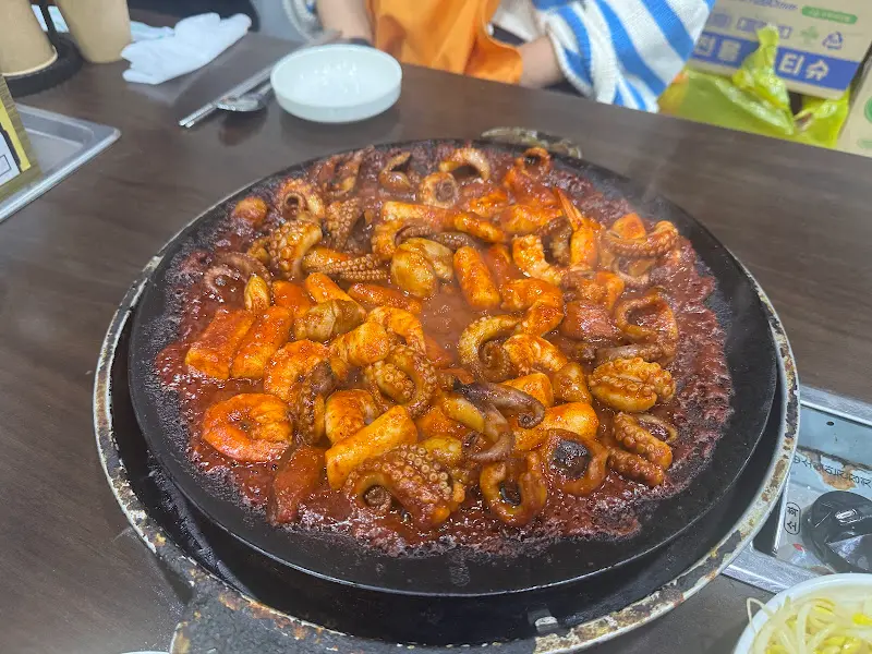 솥뚜껑 위에서 익어가는 쭈꾸미 볶음